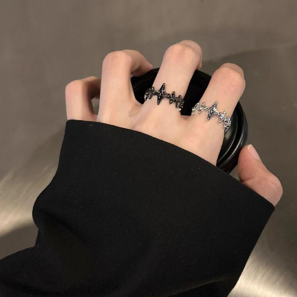 Öffnungsbarer Ring mit Kreuz aus dunklem Zirkonia: Retro-Nische, High-End, Vielseitiges Design für Paare und Frauen.