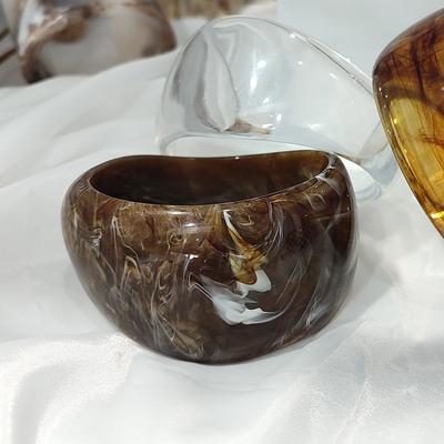 Unregelmäßiger Armreif aus Acrylharz mit modischem, minimalistischem Stil und hochwertigem Sinn für einen Armreif aus Harz