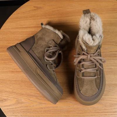 Le scarpe da donna sono alla moda, antiscivolo, alte e impermeabili