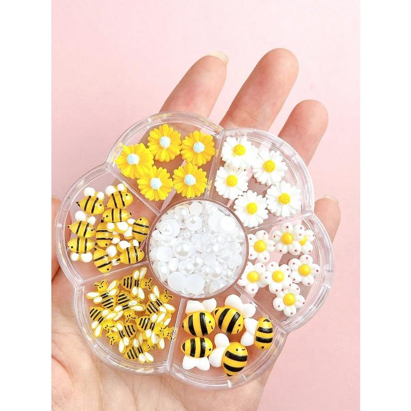 1 Scatola Charms per Unghie Cartoni Animati 3D Giallo Vasetto di Miele Piccola Ape Perla Bianca Simulazione Fiori Margheritina Bianca Per Accessori Nail Art Unghie Fai da Te