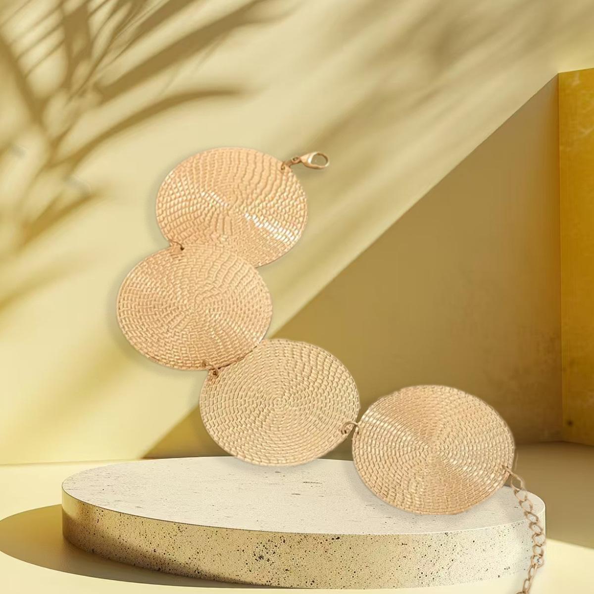 

Модный браслет в стиле пэчворк с геометрическим диском и чеканной текстурой золотой