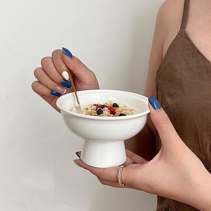 Минималистичная керамическая подставка для десертов