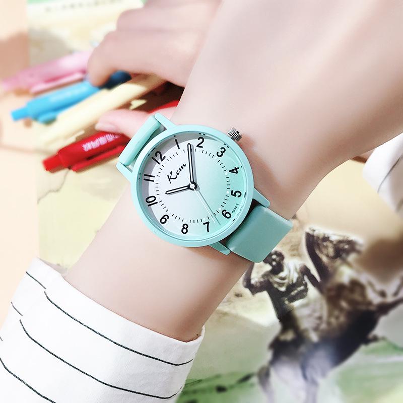 Stille Prüfungs-Quarzuhr: Leuchtend & Wasserdicht für Junior- & Highschool-Schüler, Männer & Frauen, in schlichten, lebendigen Farben.