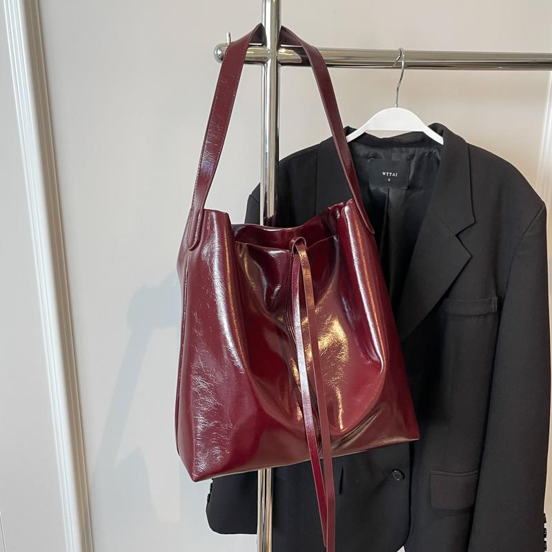 Мягкая кожаная большая вместительная сумка-тоут для женщин — фото 3