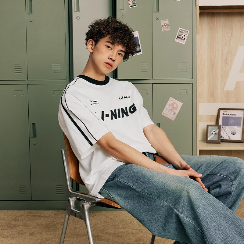 Li-Ning Retro American Logo Stripe Print Round Neck Loose Comfort Casual Short Sleeve Drop Shoulder T-Shirt Unisex Tops Off-White AHSU657-1