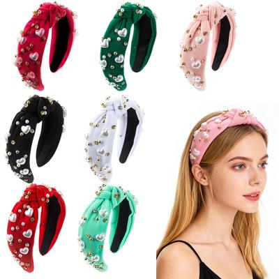 Představujeme náš trendy valentýnský široký čelenku s okrajem se srdíčky a perlami