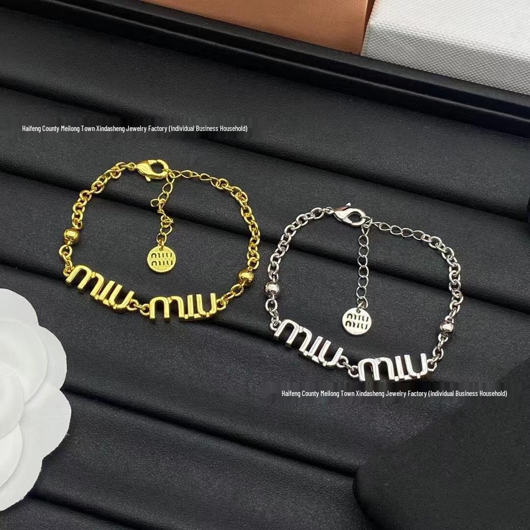 

Серьги-пусеты Miu Miu Сердце Эмаль - Женская Мода Универсальные Высокая Версия Ювелирные Изделия с Буквами Miu