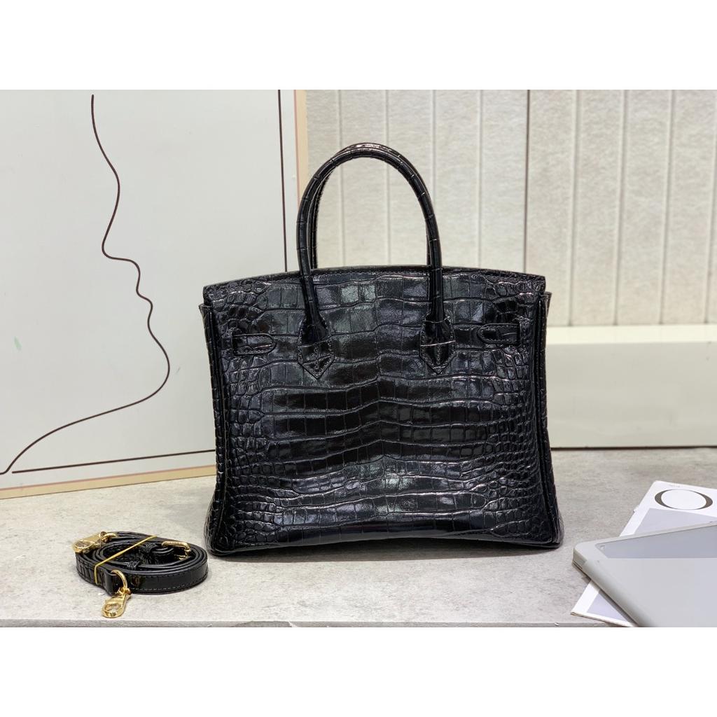 Borsa a tracolla da donna in pelle di vacchetta pressata effetto coccodrillo verniciata platino con tracolle per pendolari di grande capacità fonte