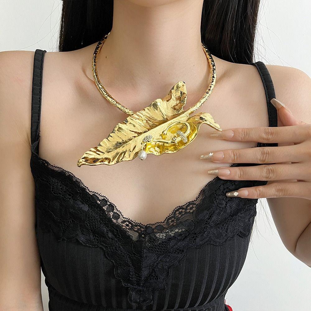 Light Luxury Banana Leaf Necklace Exaggerated Leaf Choker Unique Collarbone Chain Girl