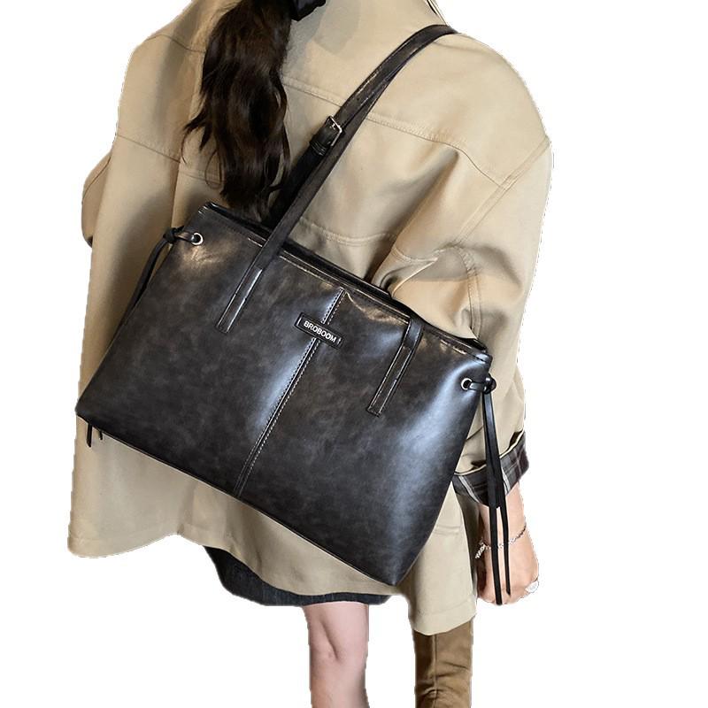 Women's Large-Capacity Retro Tote Bag - Versatile, Casual, Single Shoulder, Underarm Design for Autumn & Winter 2025 Work Commute.