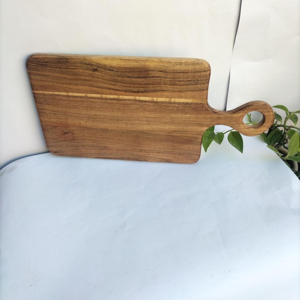 Handwerkliche Freude: Handgefertigtes Fisch-Wurstbrett - Schneidebrett aus Naturholz
