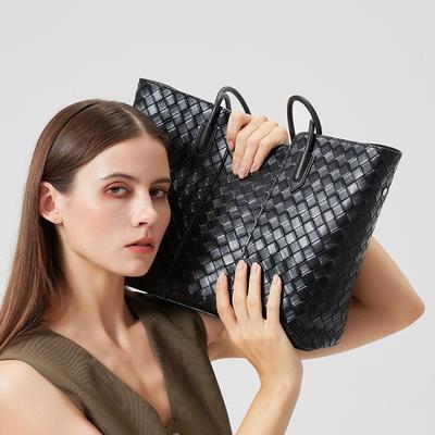 Bolsa tote grande e elegante em couro genuíno, ideal para uso casual no dia a dia ou como bolsa de ombro.