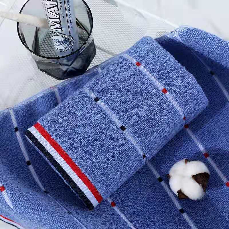 Håndkleet er laget av ren bomull, mykt og absorberende, fortykket og brodert med fargerike skyer og stjerner.