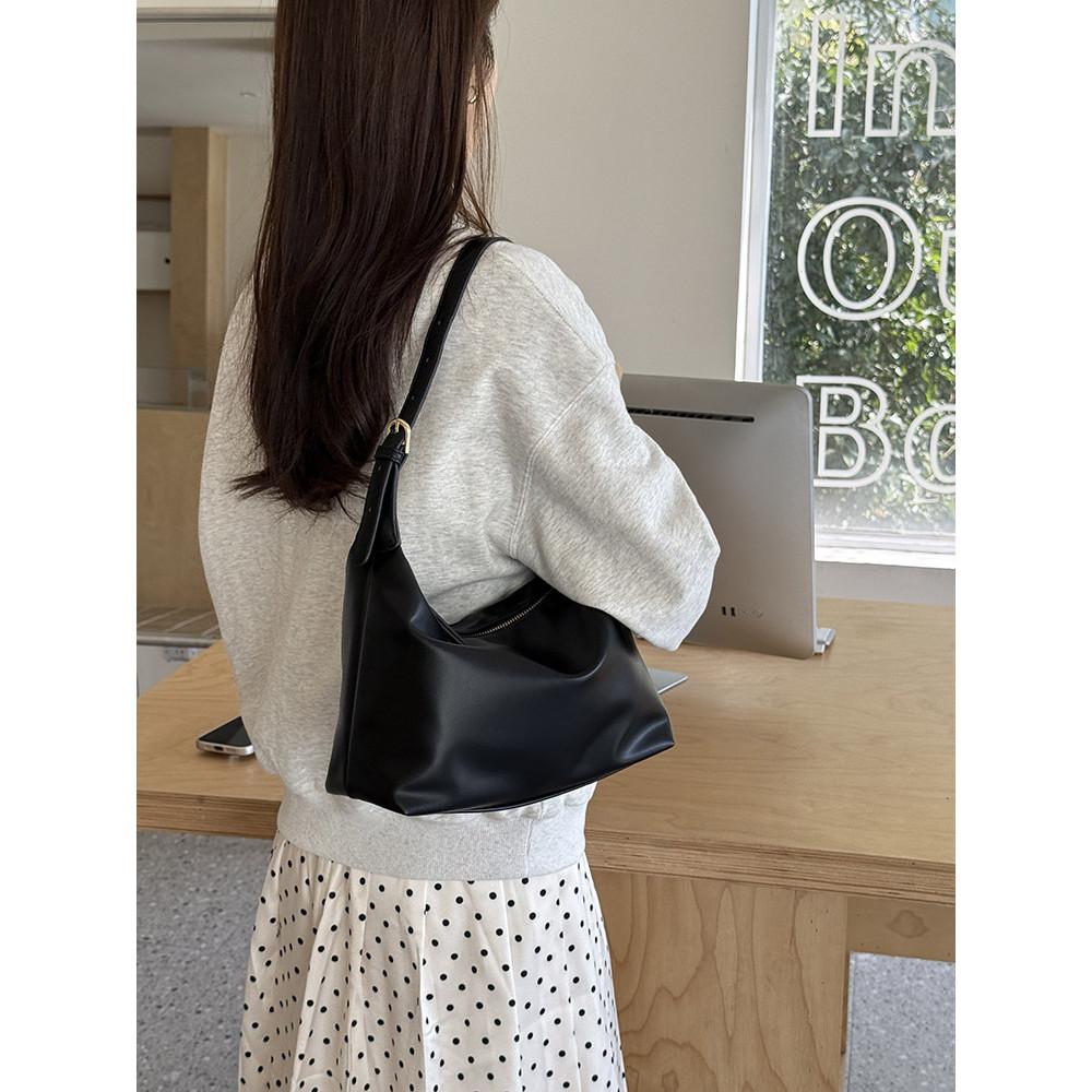 IELGY Korean version of simple underarm bag Joker commuter shoulder slung.