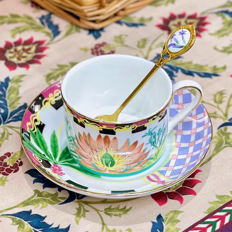 

Легкая Роскошь Костяной Фарфор Кофейная Чашка Блюдце Керамика Дом Чашка для Завтрака Ретро Набор для Послеобеденного Чая с Подарками Cup and Saucer 250ml