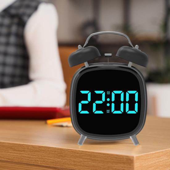 Liten digital vekkerklokke med LED-display Stor skjerm Snoozefunksjon Justerbar Batteridrevet Skrivebordsklokke