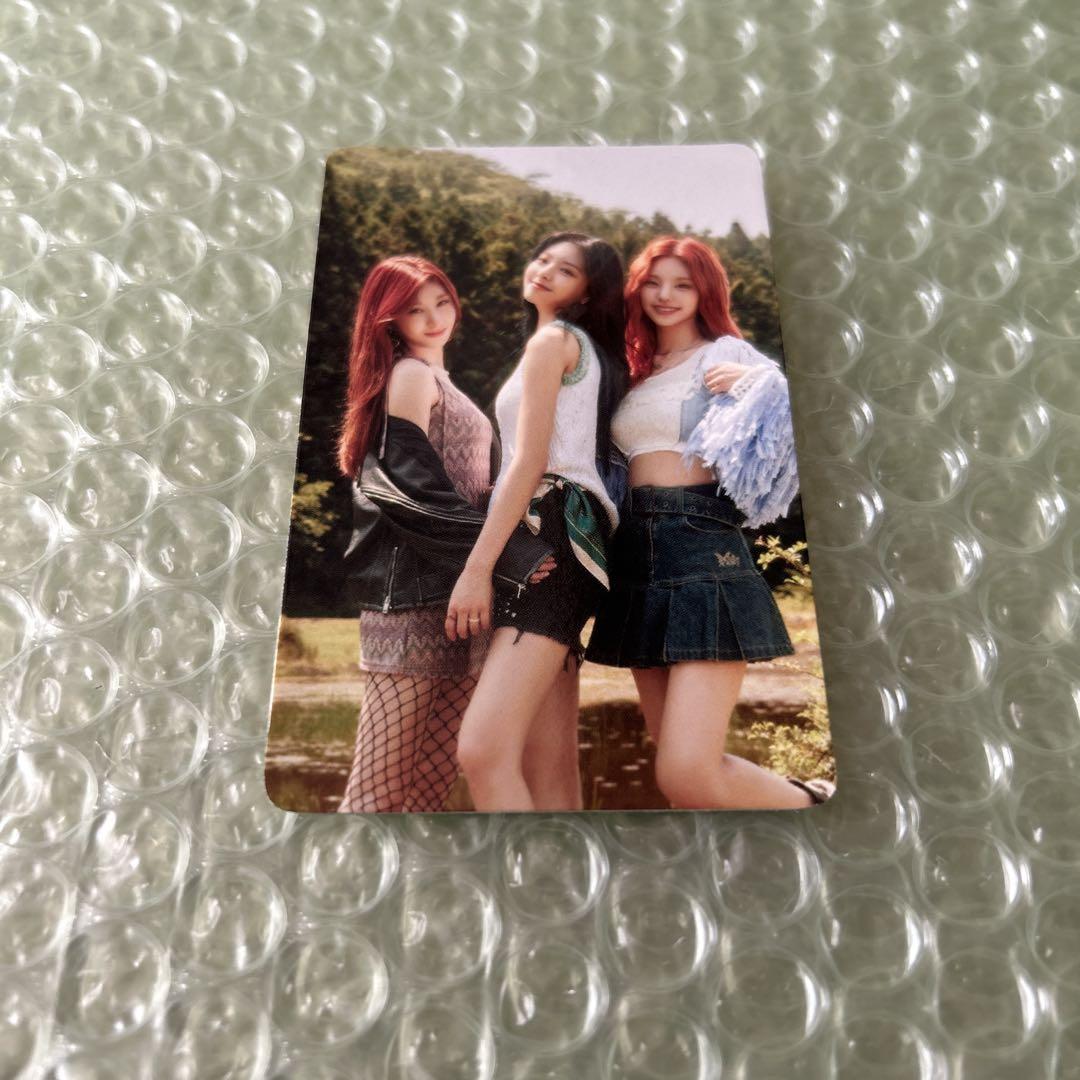 

[USED] ITZY Yeji, Chaeryeong, and Yuna trading cards Seagreen 2022