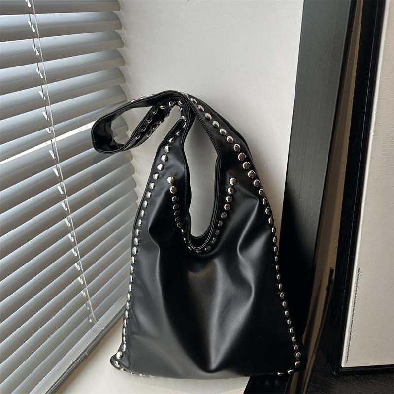 

High value bag women s autumn new trendy fashion retro casual shoulder bag rivet tote bag high value чёрный