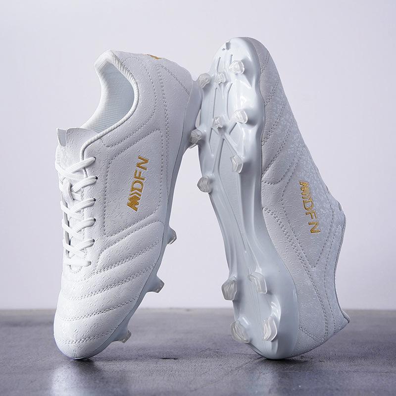 Xiyin Amazon 32-47 large size low-top football shoes, student lawn training and competition shoes are in stock.