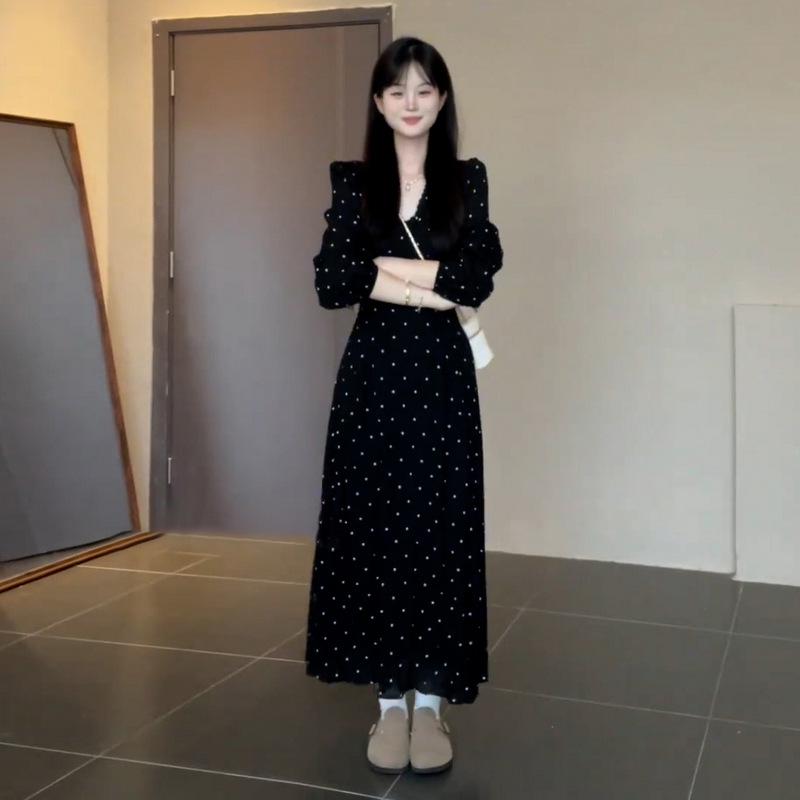 

2025 Элегантное черное платье с V-образным вырезом и длинным рукавом в горошек для начала осени - Дизайн для миниатюрной фигуры, облегающий талию S чёрный