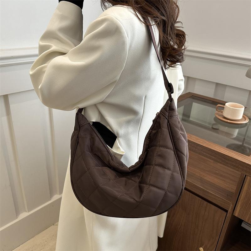 Solid color simple diamond embroidery thread messenger bag dumpling bag texture commuting large capacity women's shoulder bag black white