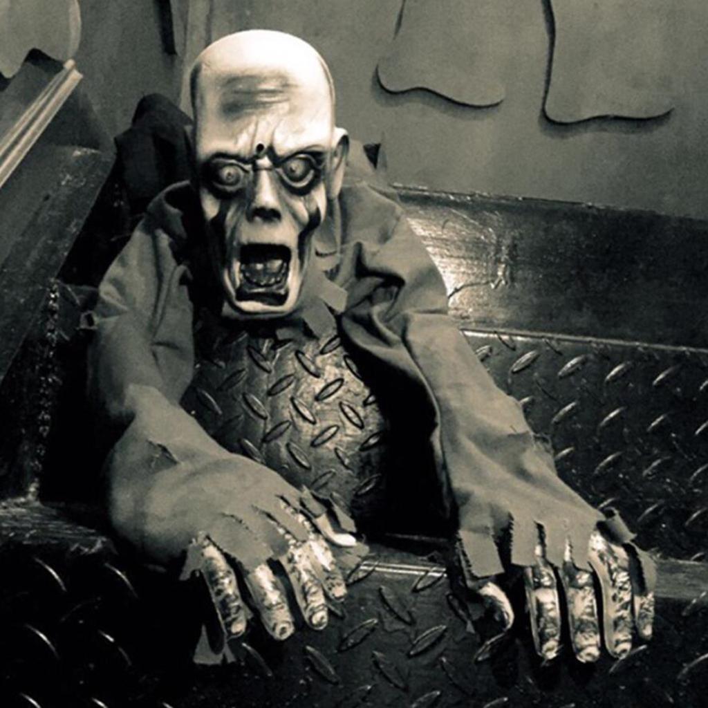 Bloody Crawling Zombie Figure Halloween ration