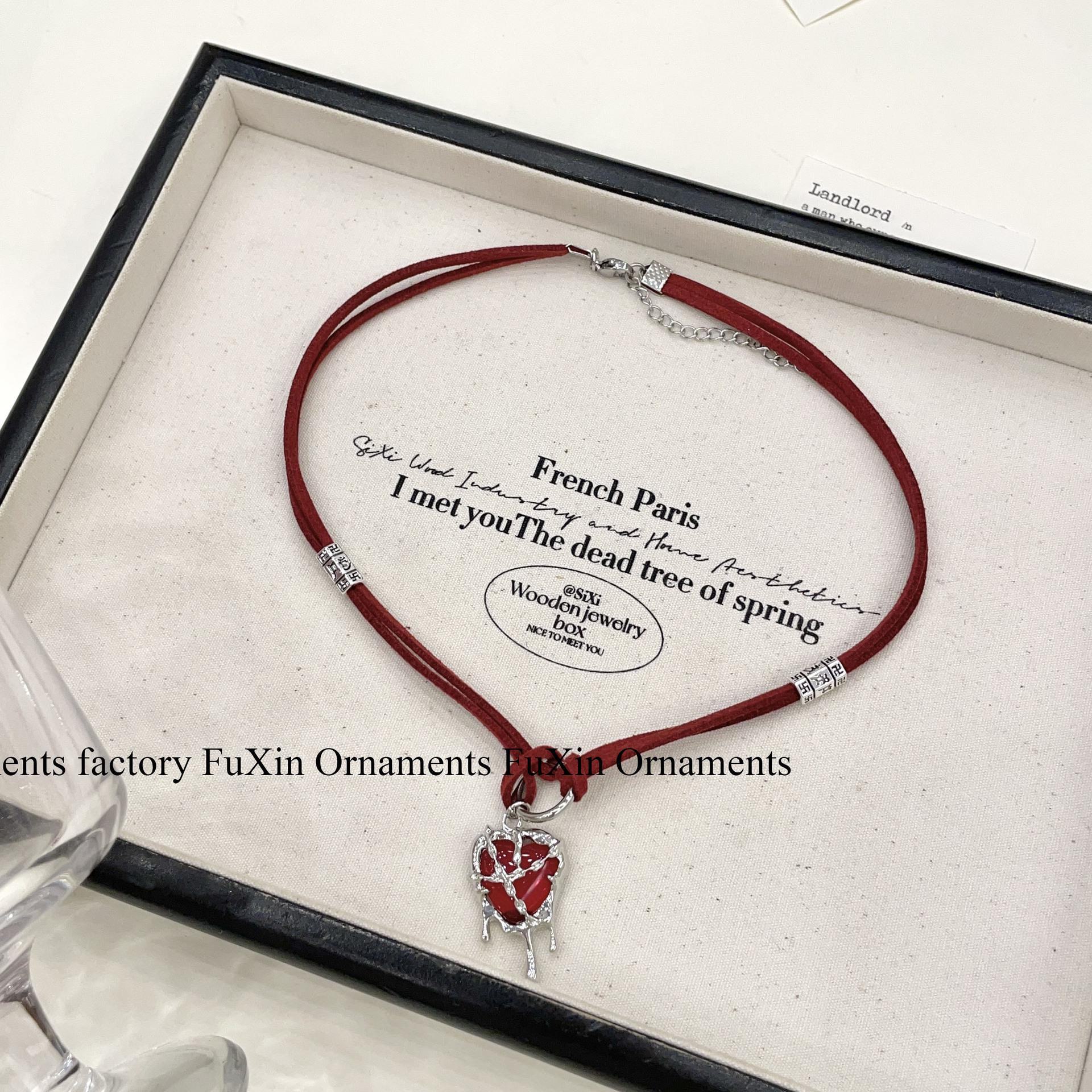 

Изысканное винно-красное бархатное ожерелье Love – высококачественная, милая и стильная цепочка на ключицу для женщин N1010 красный