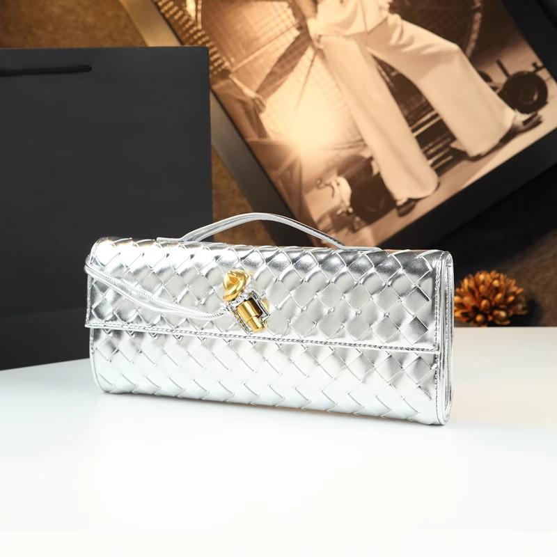 Niche High-end Woven Shoulder Baguette Bag Fashionable and Exquisite Horizontal Hand-held Dinner Bag Versatile Women's Messenger Bag