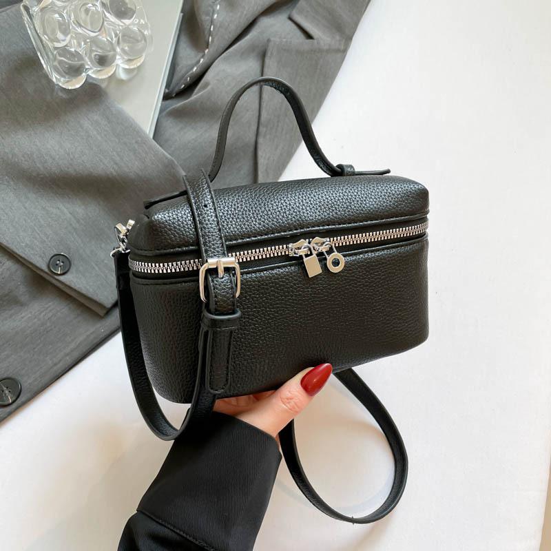 2025 New Korean Simple Portable Small Square Bag Fashion Temperament Messenger Women's Bag Beautiful Messenger Bag