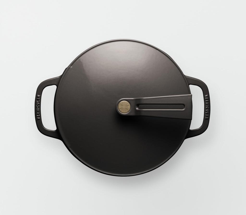 Vermicular 22 cm flacher Gusseisen-Emaille-Topf in Haselnussbraun zum Kochen und Backen ohne Wasser, inklusive Rezeptbuch, 2-teilig, freistehend