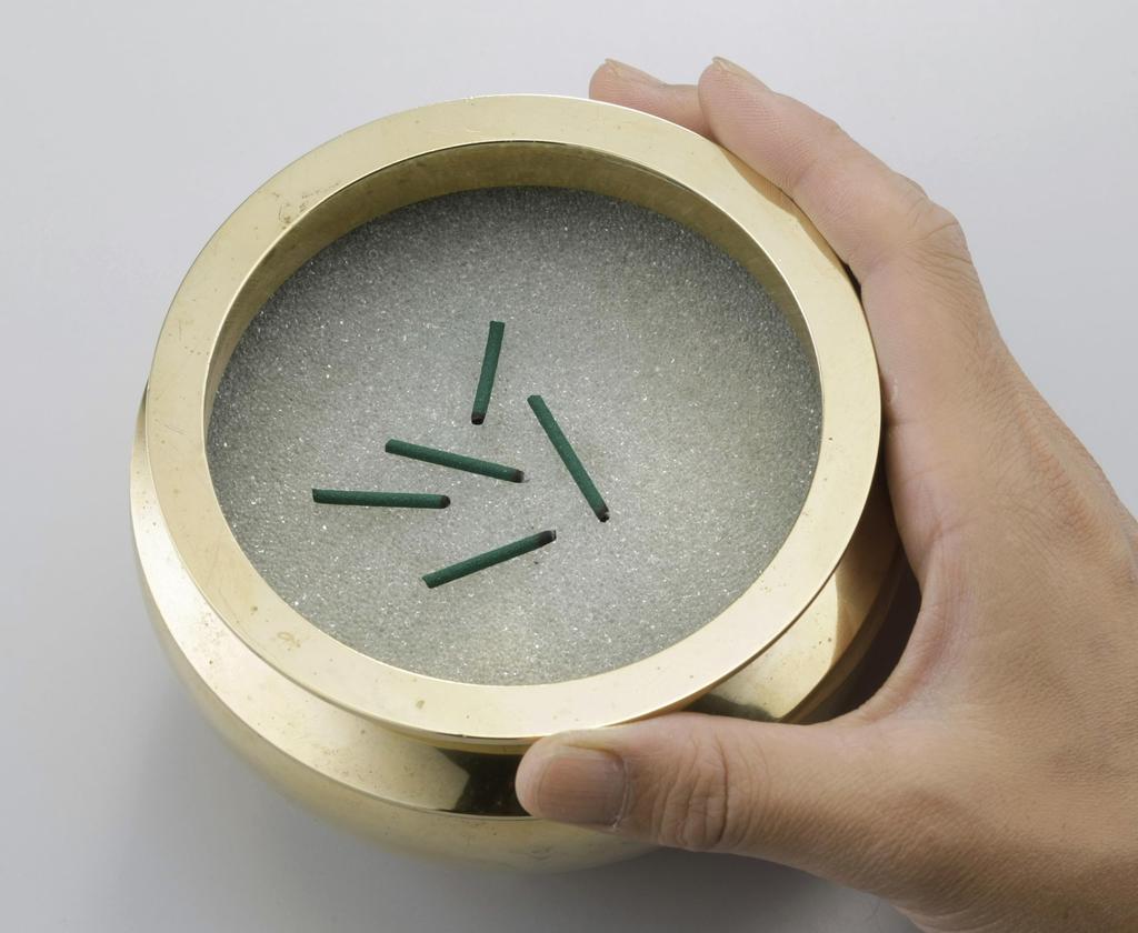 Incense Ash, Incense Burner Ash for Buddhist Altars and Buddhist Accessories, 300cc, Made In Japan, Ultra-Fine Grain, Easy To Stand, Soda Glass