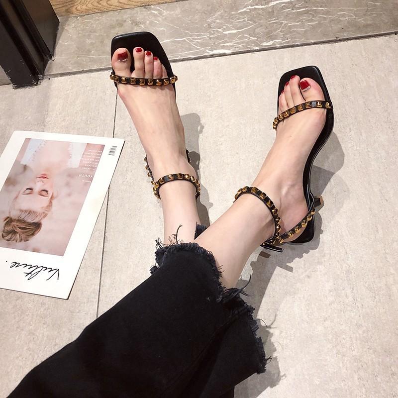 Sandales à rivets été pour femmes talon moyen 2024 nouvelles polyvalentes stiletto chaussures romaines marée ins célébrité Internet talons hauts professionnels