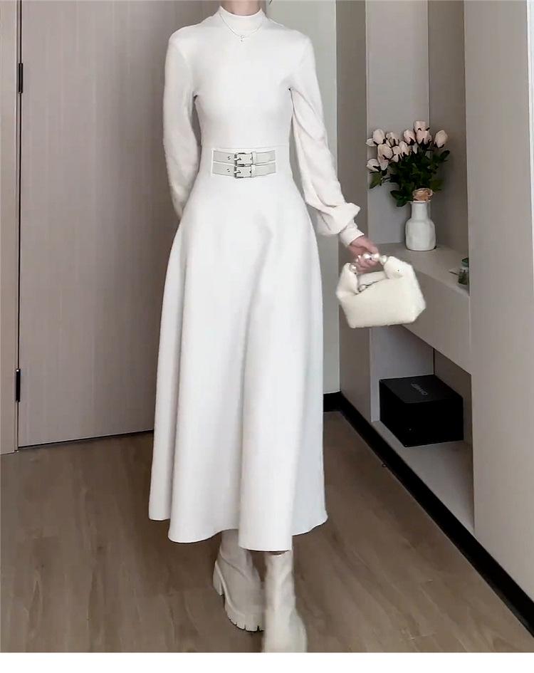 Autumn/Winter 2024 Women's French Hepburn Style Black Knit Dress - Mid-Length, Small Waist Trend