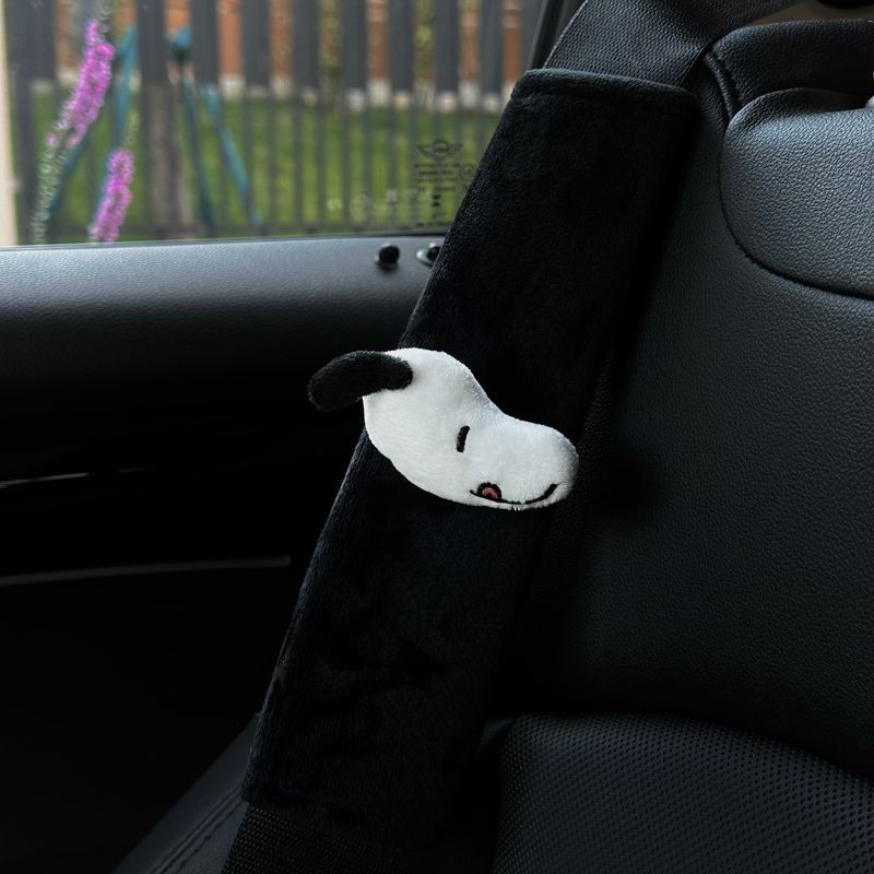 Snoopy Car Seatbelt Shoulder Pads, Cute Car Decoration Shoulder Pads, In-Car Couple Decorations [Black Shoulder Cover] Single Snoopy
