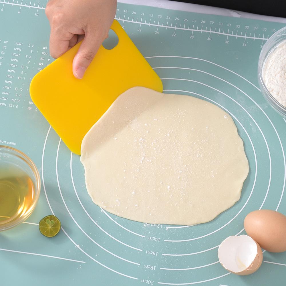 Bake stainless steel plastic three-in-one flour cutter Bake rice rolls scrape flour and cut household cream scraper.