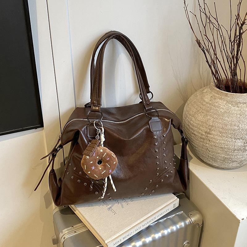 

2025 осень новая мода простая сумка на плечо с заклепками большая вместимость сумка-тоут женская повседневная сумка под мышку для поездок на работу no pendant