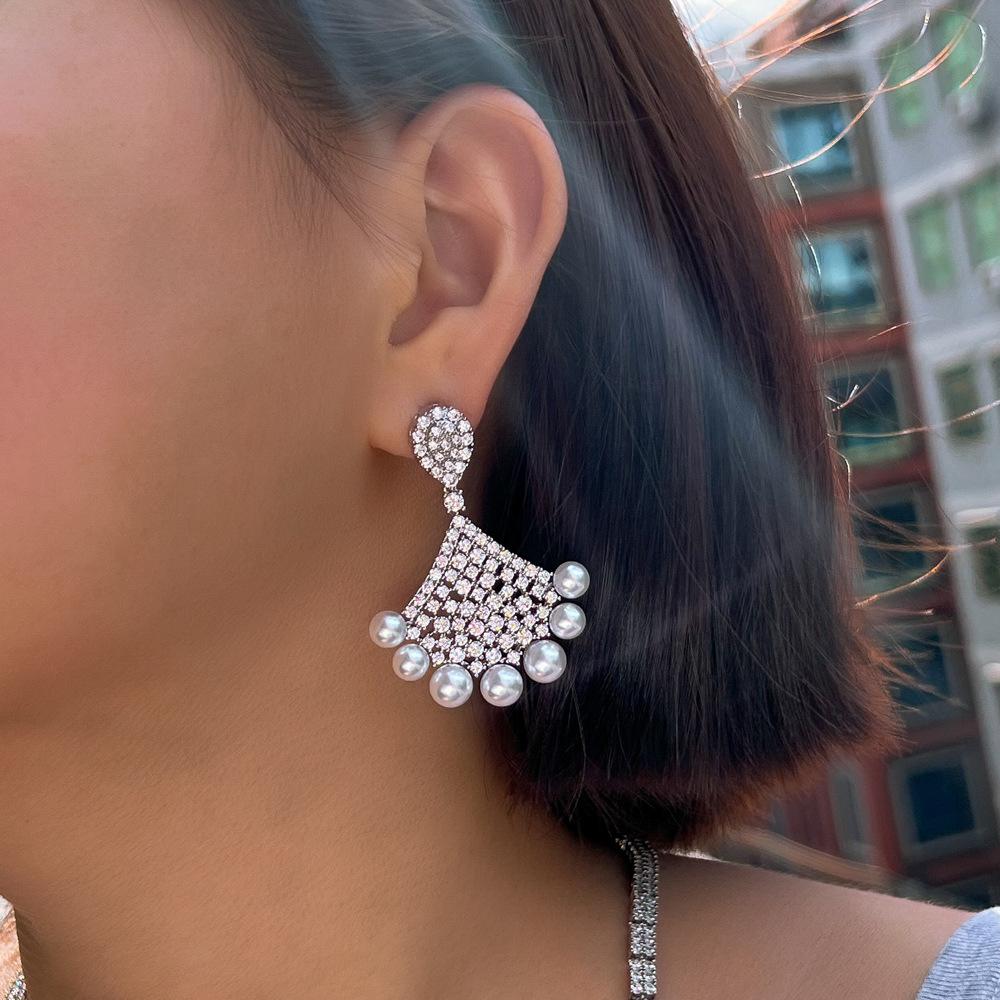 French Retro Light Luxury Temperament Pearl Earrings Fan-Shaped Texture Earrings Slightly Inlaid Zircon Ear Jewelry