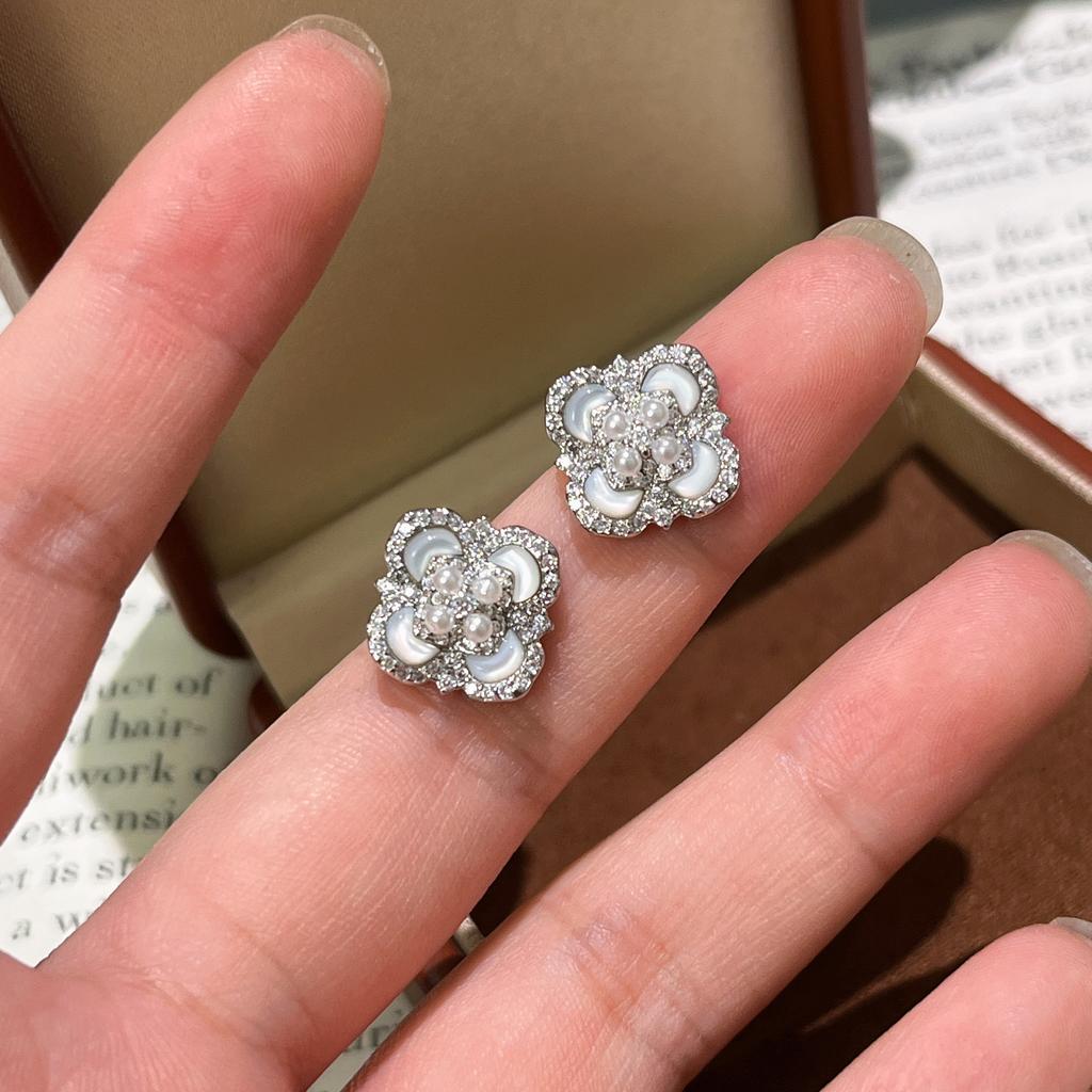 Leichter Luxus Retro Hofstil Perlmutt Vierblättriges Kleeblatt Blume Halskette Ohrstecker High-End Schmuckset