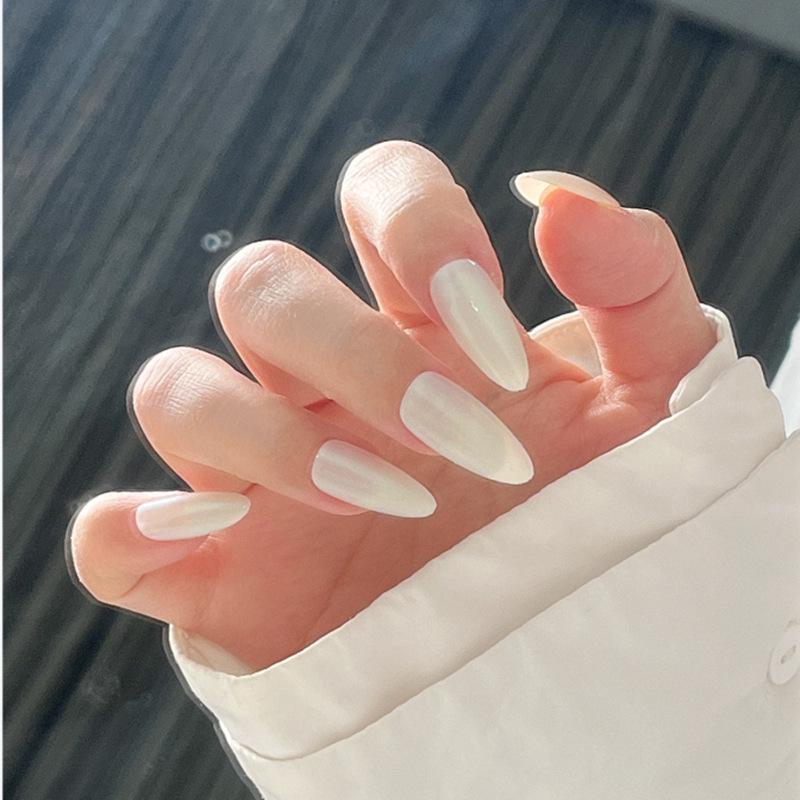 

Simple Teardrop Solid White Press-On Nail Tips Gold Plating Adhesive Type