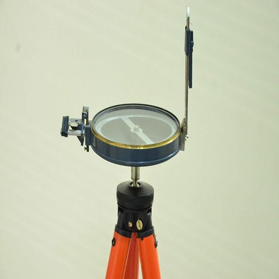 

Рабочий геодезический призматический компас из смеси алюминия и латуни с алюминиевым регулируемым штативом 152,4 см