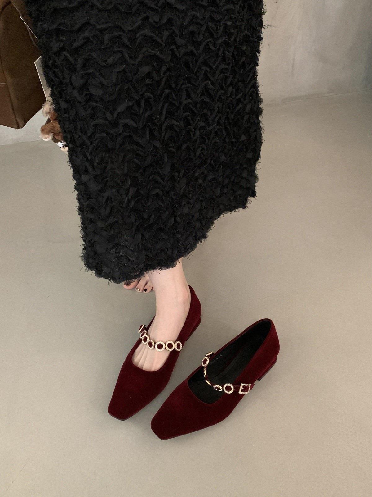 

Туфли Мэри Джейн из французской замши на толстом каблуке, женские туфли 2024 года, новые осенне-зимние вечерние туфли в стиле ретро черного цвета с квадратной головкой 39