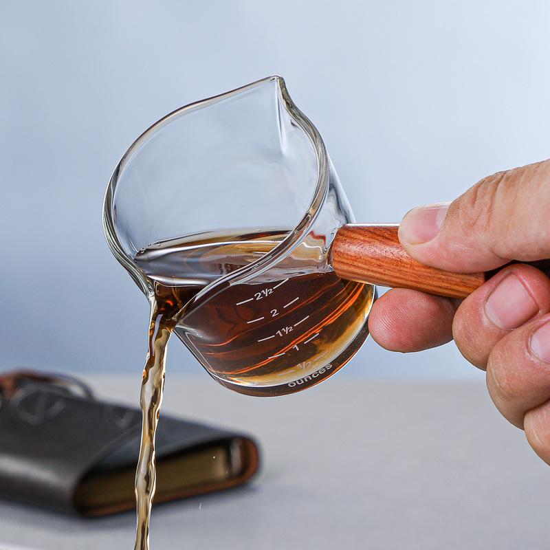 Einfacher und kreativer Kaffee-Messbecher aus transparentem Glas mit Holzgriff