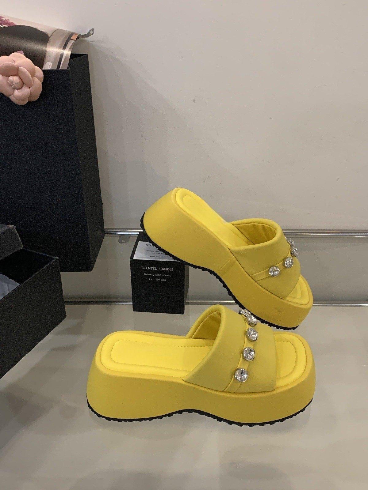 

Однословные тапочки, женские, новые, на платформе, увеличивающие рост, сандалии со стразами, пляжные, крутые тапочки, новые 40 жёлтый