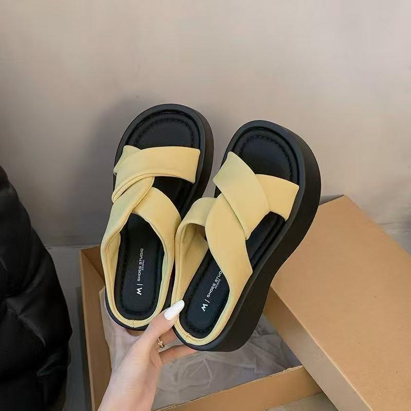 

Muffin thick-bottomed cool slippers women s summer wear 2025 new versatile Internet celebrity fashion high-end beach slippers 40 светло-желтого