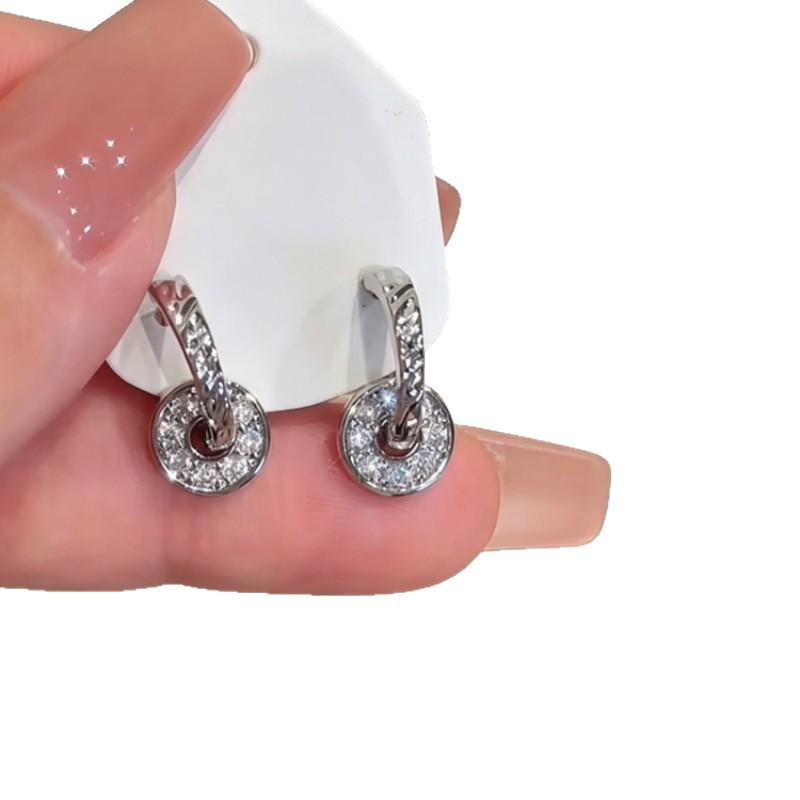 Textured Cubic Zirconia Round Earrings: Simple, Fashionable, Exquisite, Trendy, Versatile Women's Ear Jewelry.