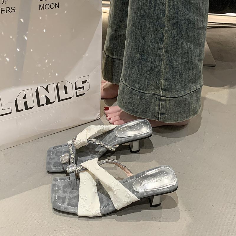 

New pattern cross word with cool slippers women s summer wear flat bottom soft bottom beach home slippers women 40 серебряный