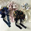 Neues süßes Blumenstoff-Haarband für Damen, Ein kleines und einzigartiges geknotetes Frisuren-Accessoire zum Flechten der Haare.