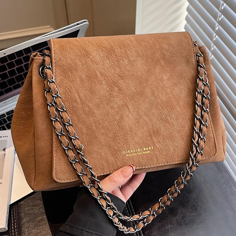 Borsa sottobraccio a catena di alto valore con temperamento da donna, nuova per l'inizio dell'autunno, borsa a mano con texture retrò, borsa a spalla con temperamento per pendolari da donna