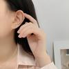 Mini Liebesohrringe für Damen mit vielseitigen glänzenden Ohrknorpeln, goldene kleine frische Ohrringe