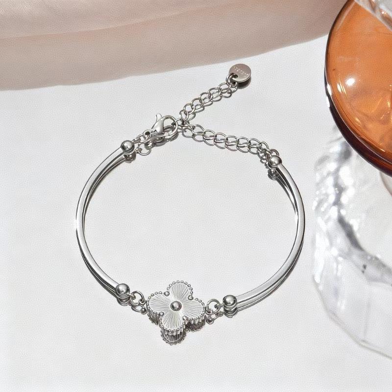 Bracelet with a light luxury and high-end feel, lucky clover bracelet that does not fade, women's simple and fashionable jewelry